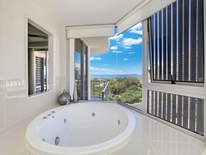 Ducha, artículos de tocador gratuitos, toallas