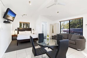 标准开间, 无烟房 (Studio Villa (Sleeps 2)) | 起居区 | 平板电视、DVD 播放器