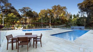 2 piscinas externas, guarda-sóis, espreguiçadeiras