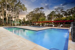2 piscinas al aire libre, sombrillas, tumbonas
