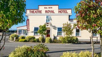 Un edificio con un letrero que dice 'THEATRE ROYAL HOTEL' y 'Fundado en 1876'.