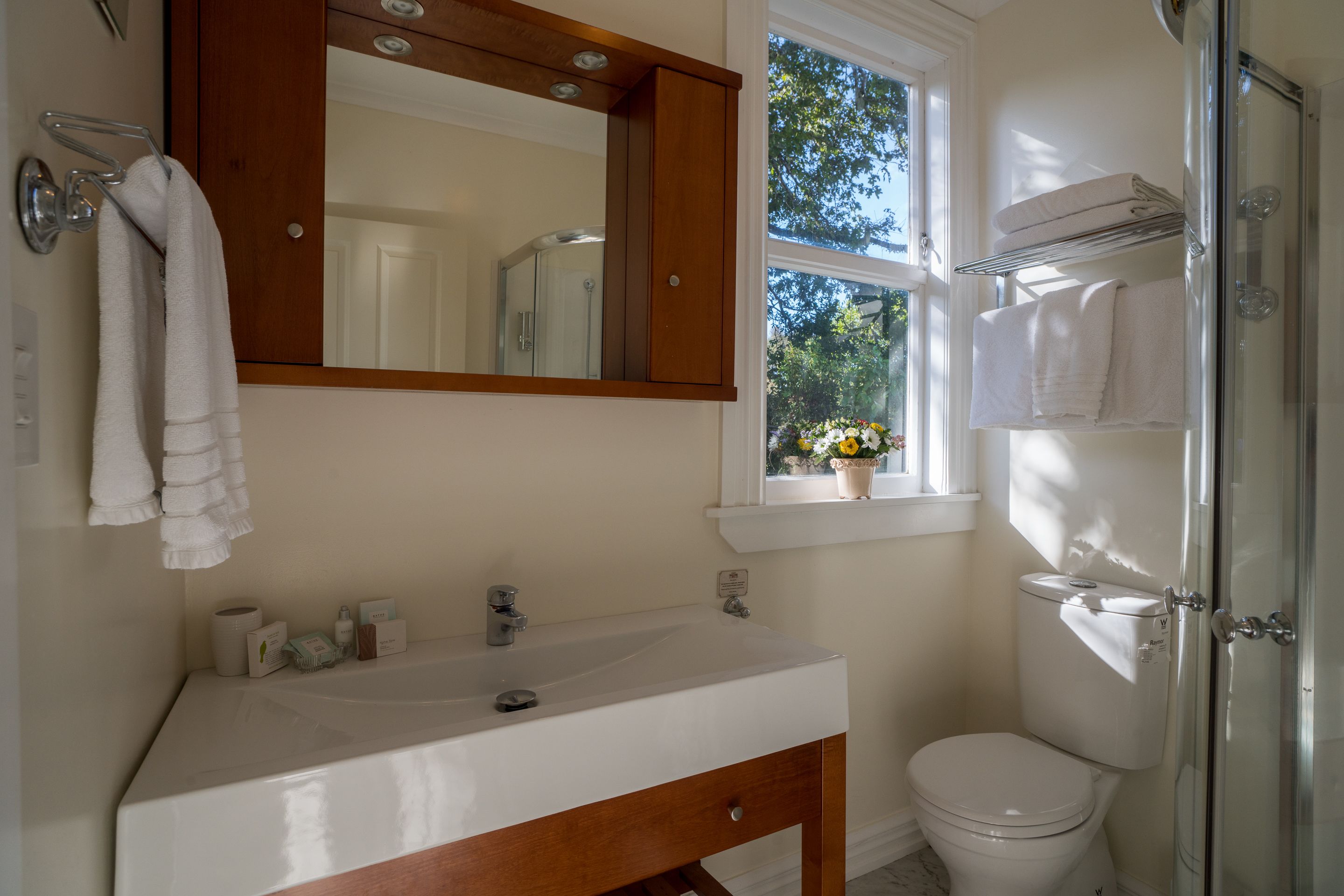 traditional cottage | bathroom | free toiletries, hair dryer, towels