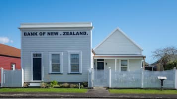 Un edificio con la leyenda 'Bank of New Zealand'.