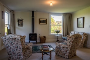 Cottage truyền thống | Phòng khách | TV màn hình phẳng 42-inch có truyền hình vệ tinh