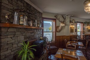 供应午餐和晚餐