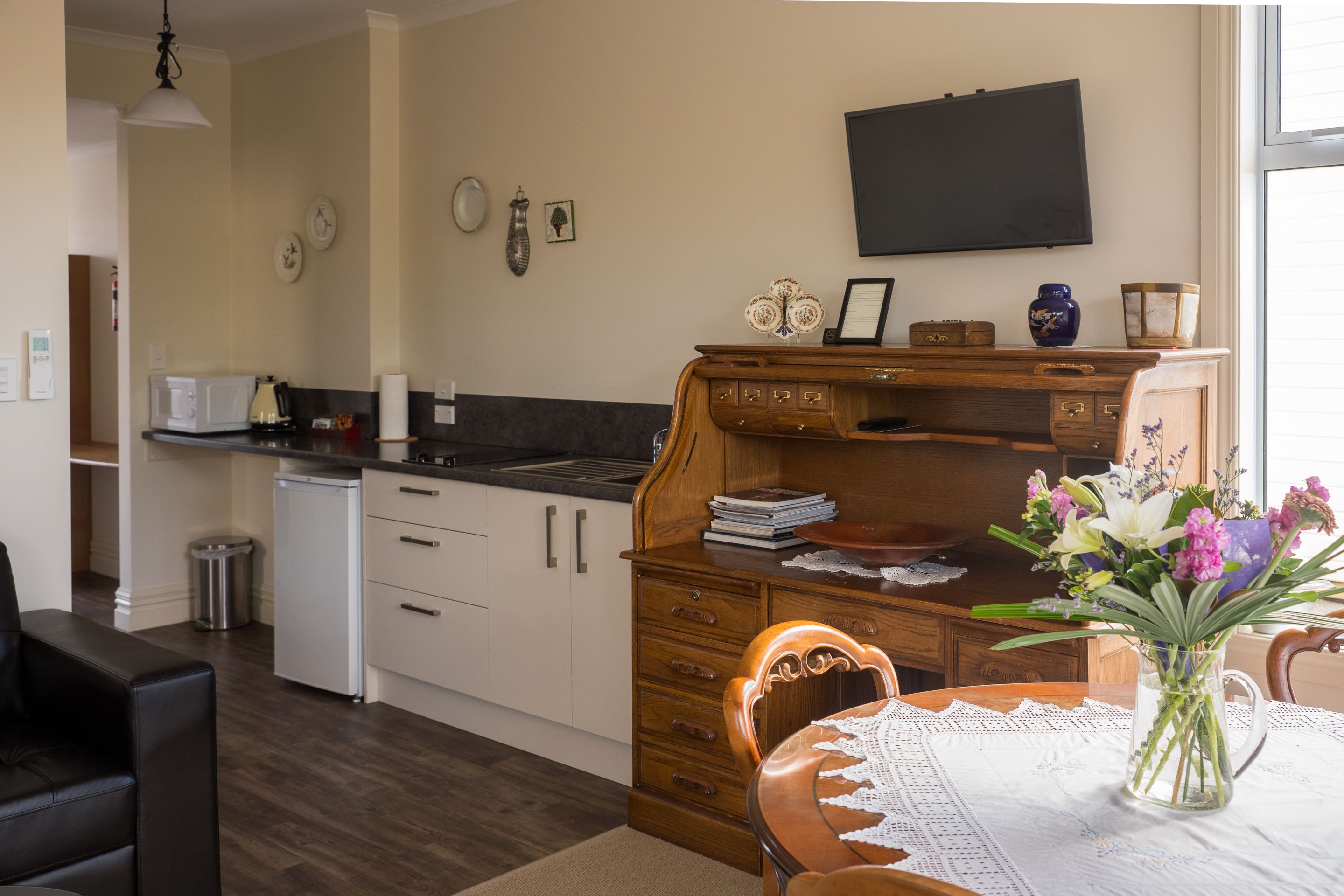 studio suite comfort | private kitchenette | coffee/tea maker, electric kettle
