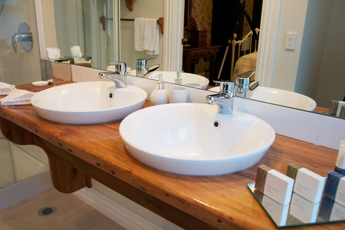 deluxe double room | bathroom | free toiletries, hair dryer, towels