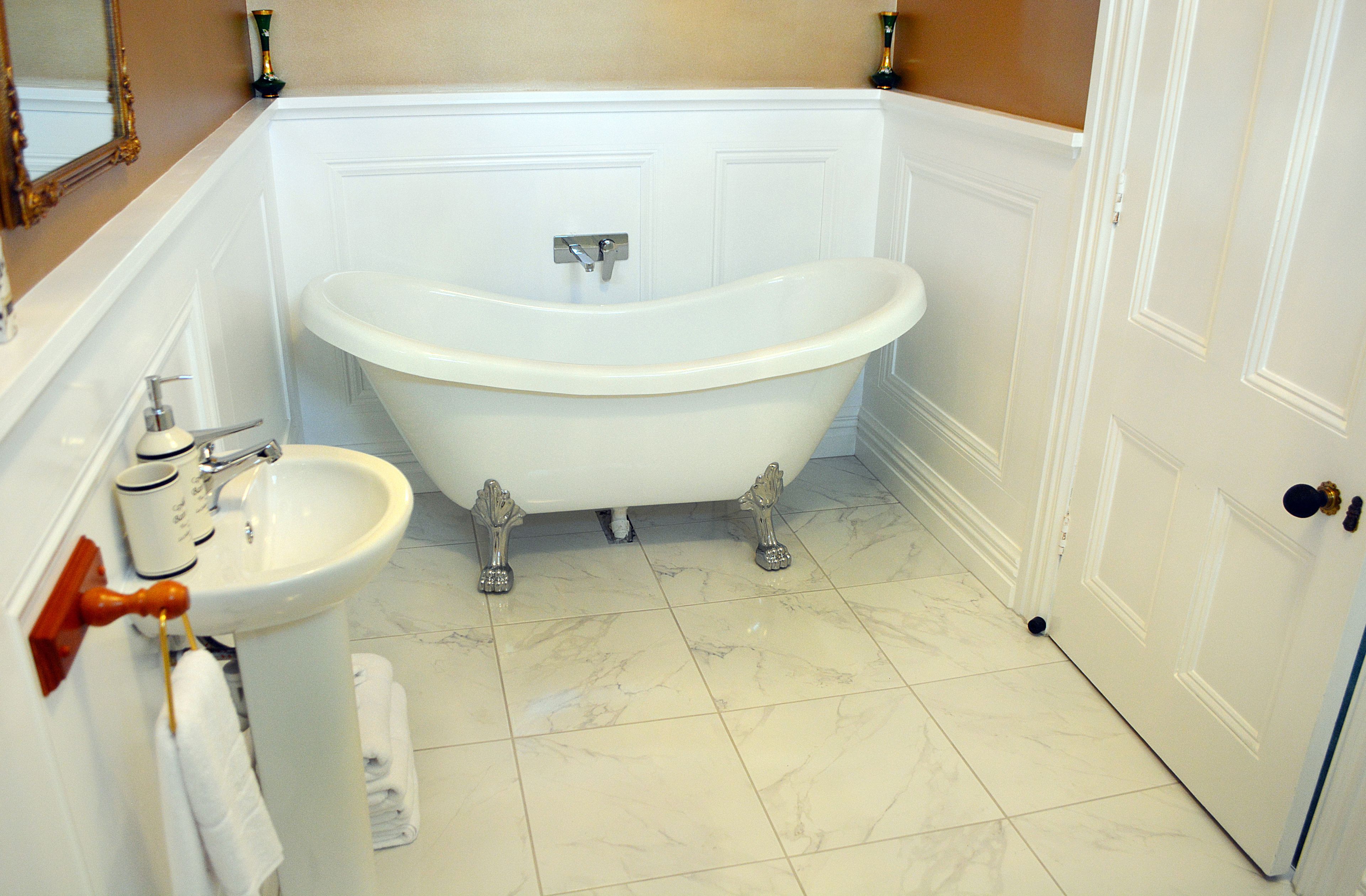 deluxe suite | bathroom | free toiletries, hair dryer, towels