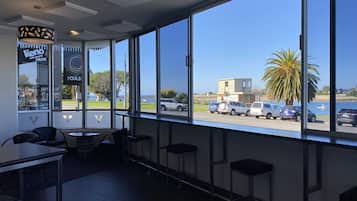 2 bares o lounges