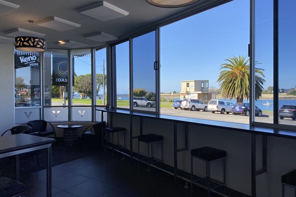 2 bars/lounges