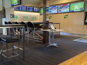 2 bars/lounges - The Elimatta Hotel (Devonport)