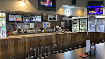 2 bars/lounges