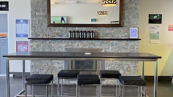 2 bars/lounges
