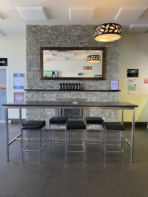 2 bars/lounges - The Elimatta Hotel (Devonport)