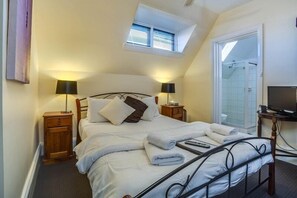 Standard Room (The Private Nest) | Premium bedding, minibar, desk, iron/ironing board - The Mews Motel (Launceston)