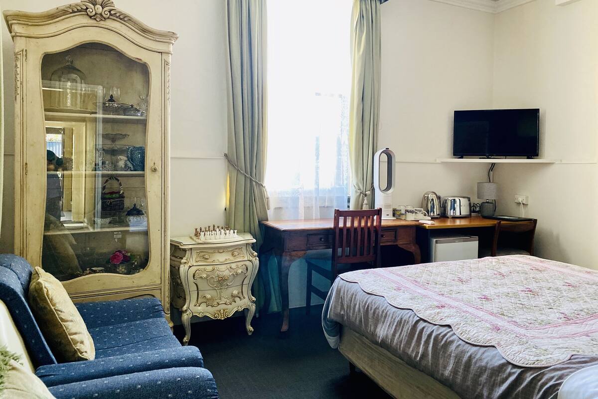 Deluxe Room (Deluxe Queen 5) | Premium bedding, minibar, desk, iron/ironing board (on request)