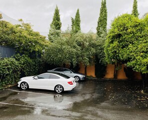 Free self-parking - The Mews Motel (Launceston)