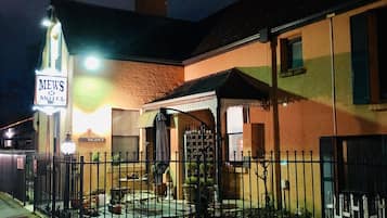 Bagian depan properti - sore/malam