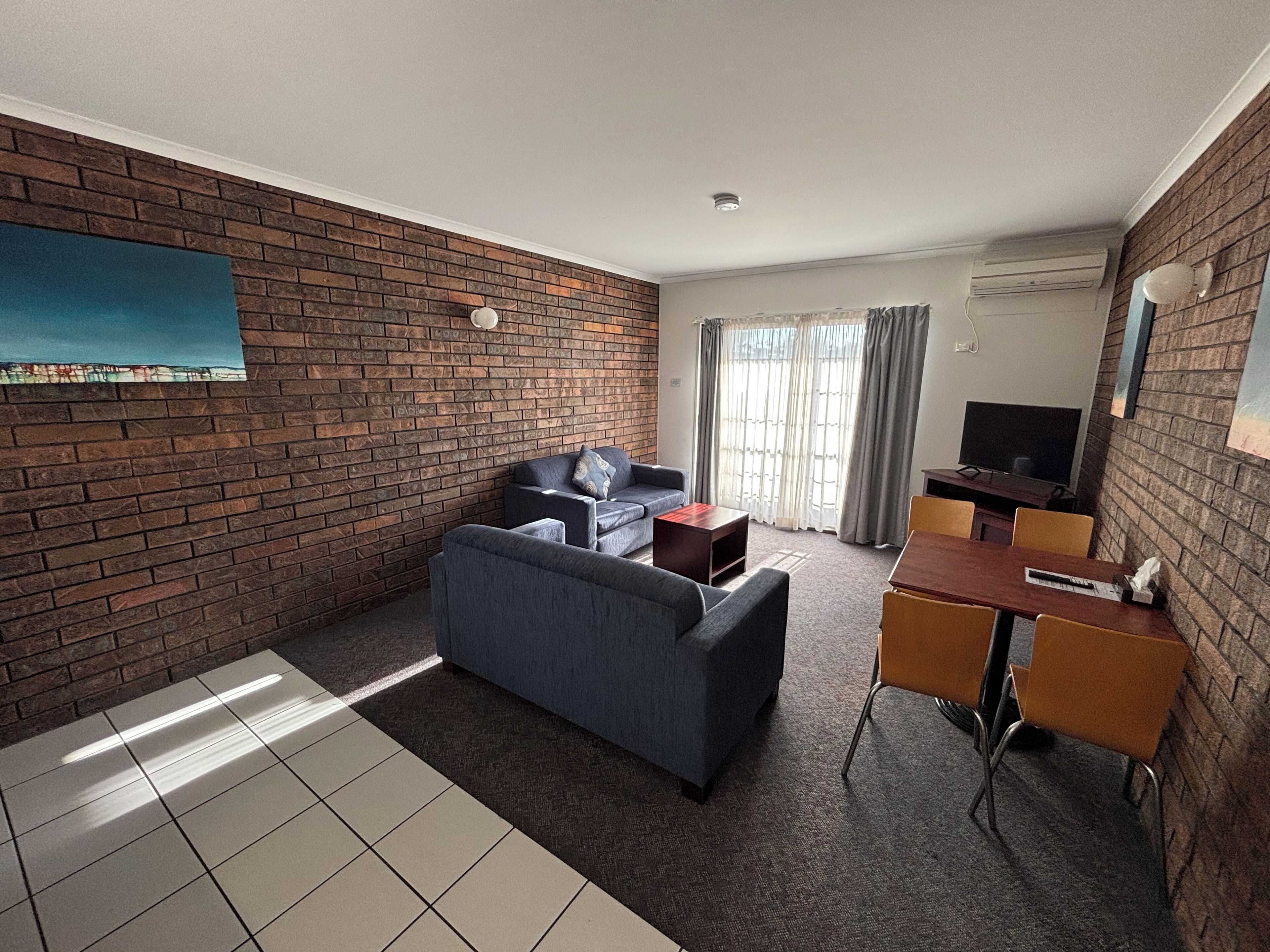 Phòng Deluxe, không hút thuốc, bếp nhỏ | Khu phòng khách | TV 0-inch có truyền hình kỹ thuật số 