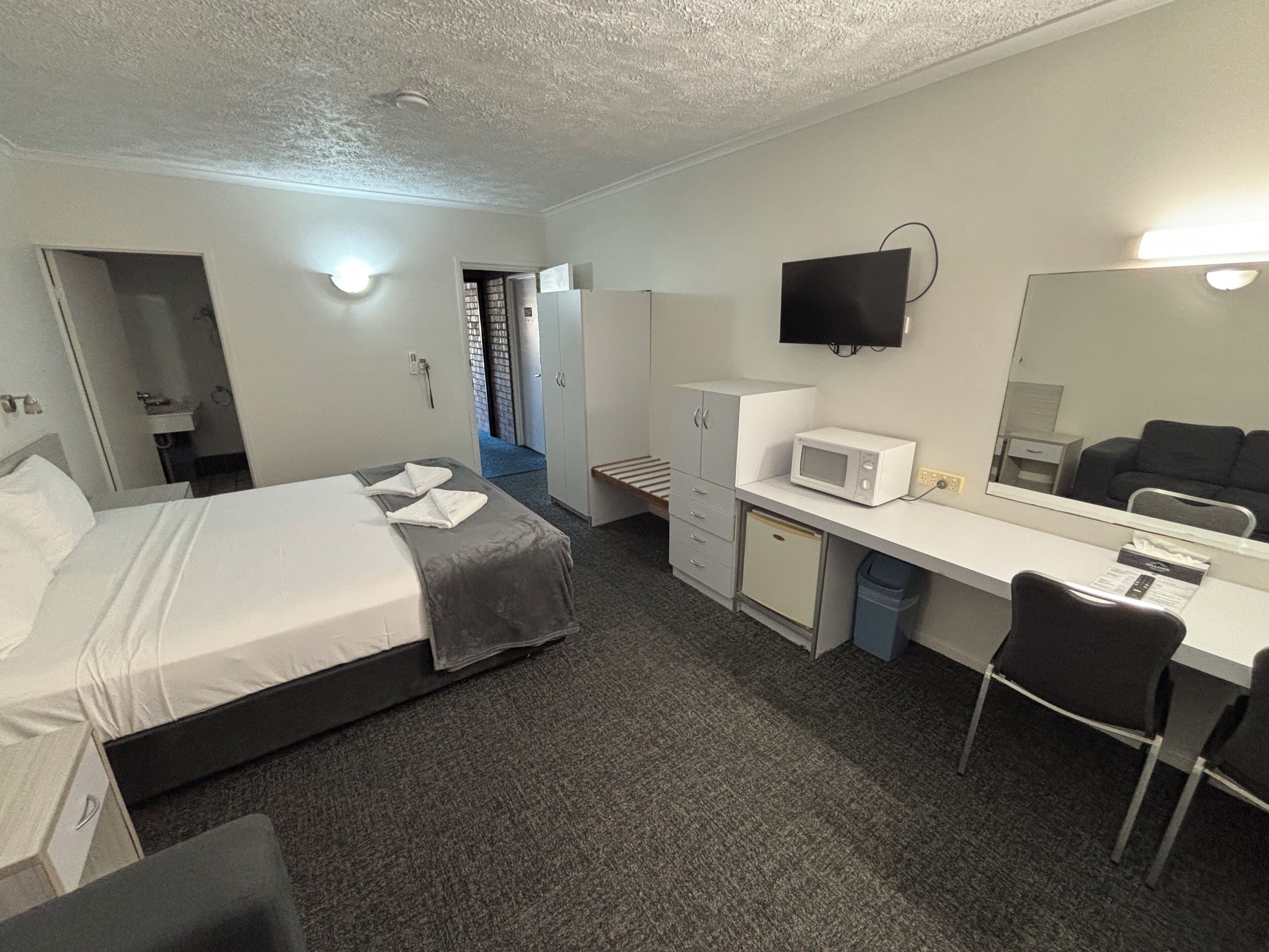 Rom – deluxe, ikke-røyk (Deluxe King) | Skrivebord, strykejern/-brett, wi-fi (inkludert) og sengetøy