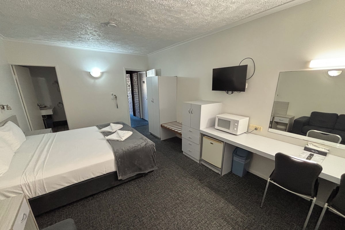 Rom – deluxe, ikke-røyk (Deluxe King) | Skrivebord, strykejern/-brett, wi-fi (inkludert) og sengetøy