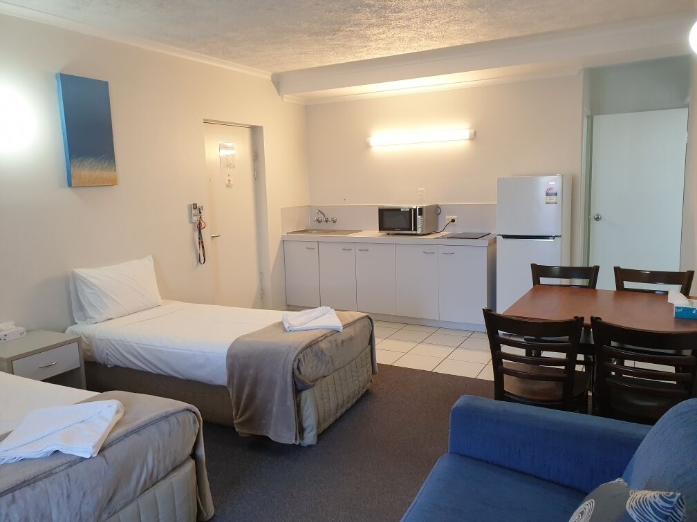 標準套房, 非吸煙房, 簡易廚房 (Standard Suite) | 書桌、熨斗/熨衣板、免費無線上網、床單