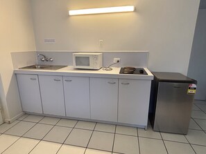 Jääkaappi, kahvin-/teenkeitin, vedenkeitin