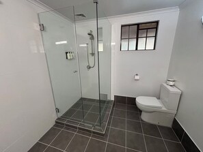 One-Bedroom Apartment | Bathroom | Free toiletries, hair dryer, towels, toilet paper - Shakespeare Motel (Mackay)