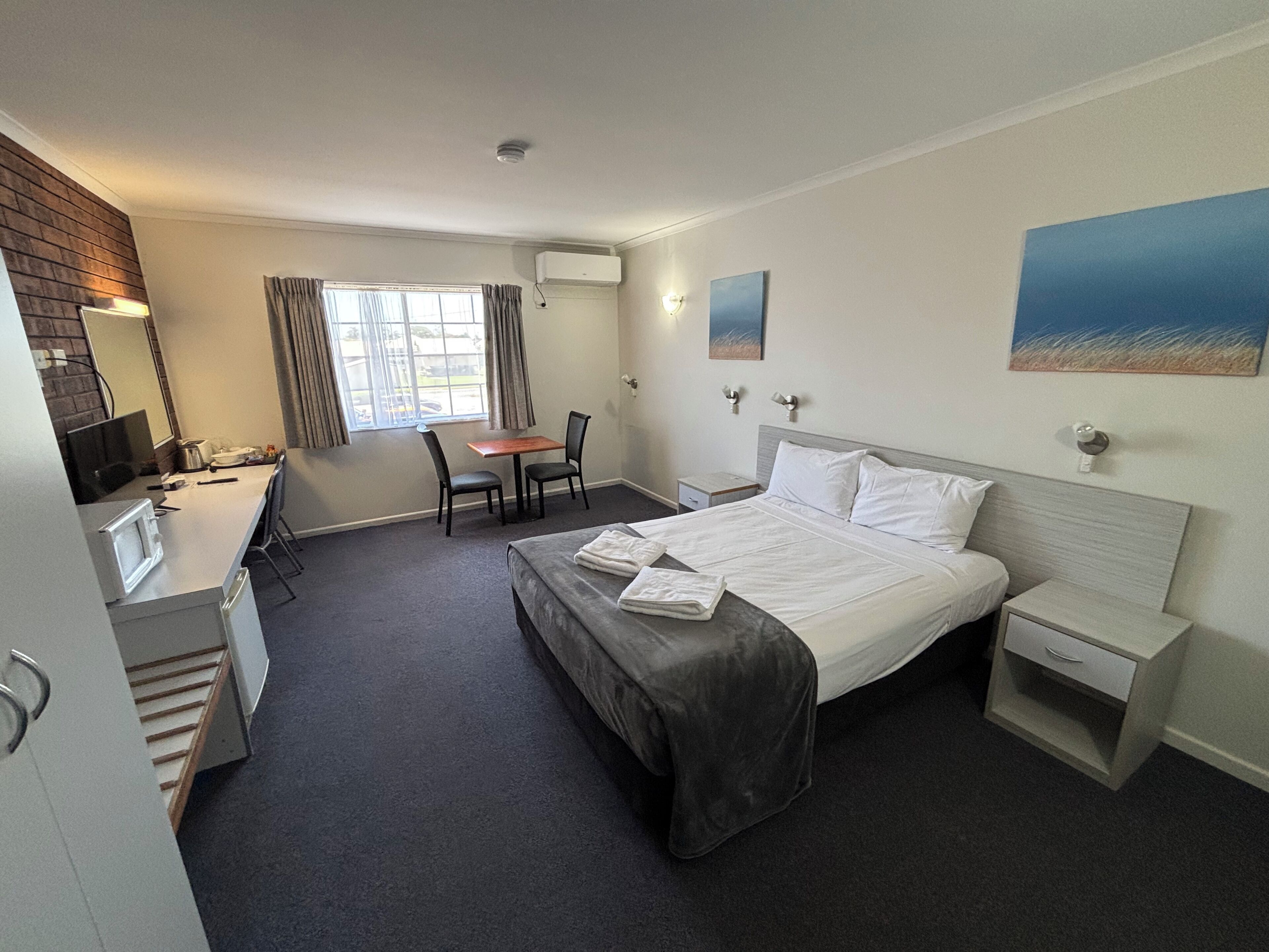 Standard Room, Non Smoking, First Floor (Standard Queen) | Skrivebord, strykejern/-brett, wi-fi (inkludert) og sengetøy