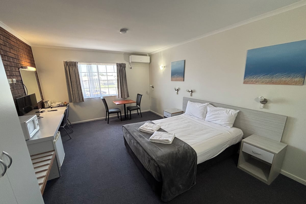 Standard Room, Non Smoking, First Floor (Standard Queen) | Skrivebord, strykejern/-brett, wi-fi (inkludert) og sengetøy