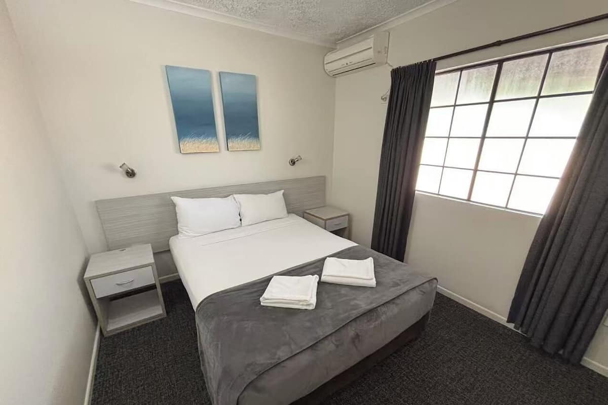 Rom – deluxe, ikke-røyk, tekjøkken | Skrivebord, strykejern/-brett, wi-fi (inkludert) og sengetøy