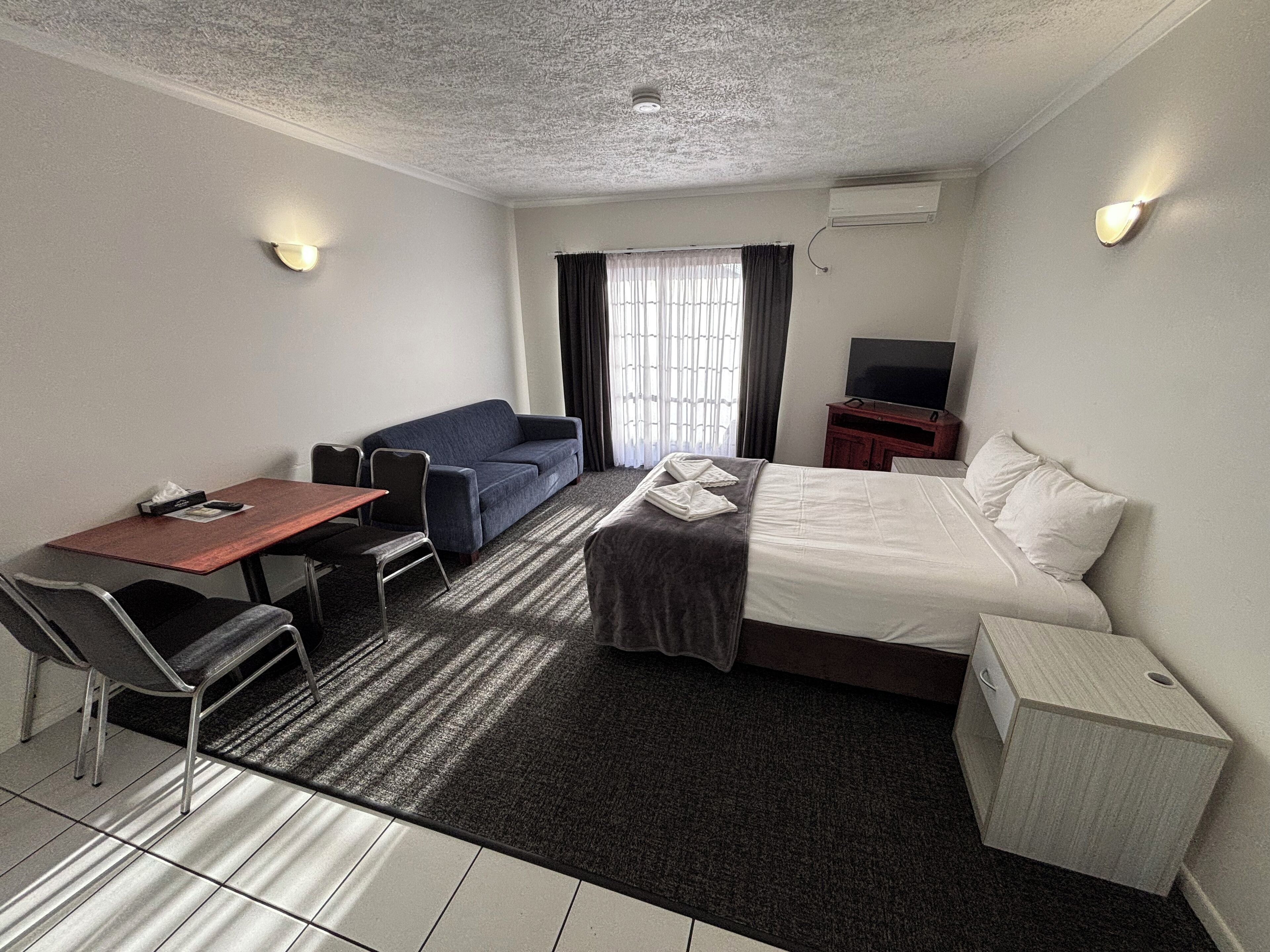 Skrivebord, strykejern/-brett, wi-fi (inkludert) og sengetøy