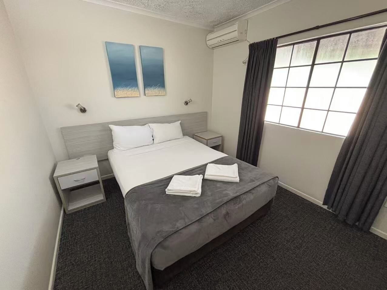 Skrivebord, strykejern/-brett, wi-fi (inkludert) og sengetøy