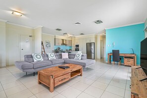 Cobertura, 3 quartos, vista para o oceano | Área de estar | TV, DVD player