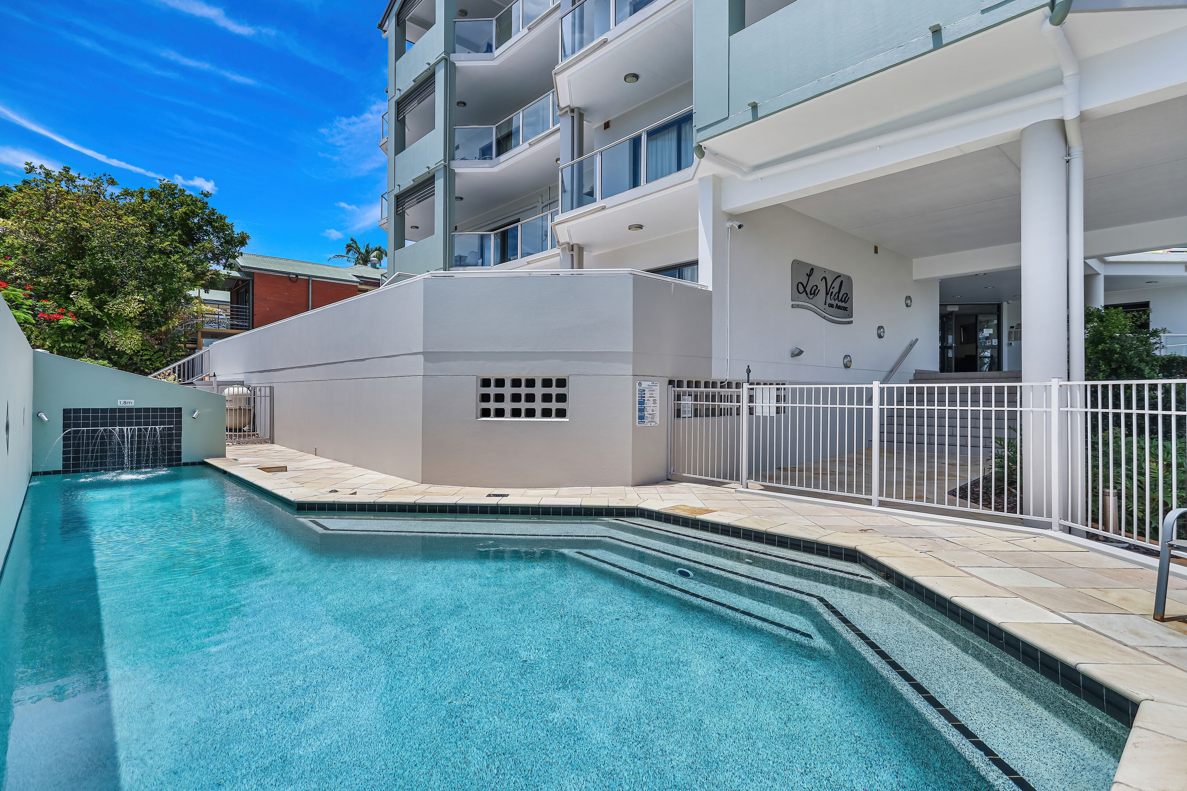 Ulkouima-allas, aurinkotuoleja