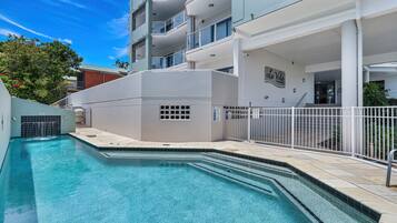 Ulkouima-allas, aurinkotuoleja