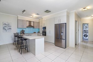Penthouse, 3 Bedrooms, Ocean View | Private kitchen | Fridge, microwave, stovetop, coffee/tea maker - La Vida on Anzac (Redcliffe)