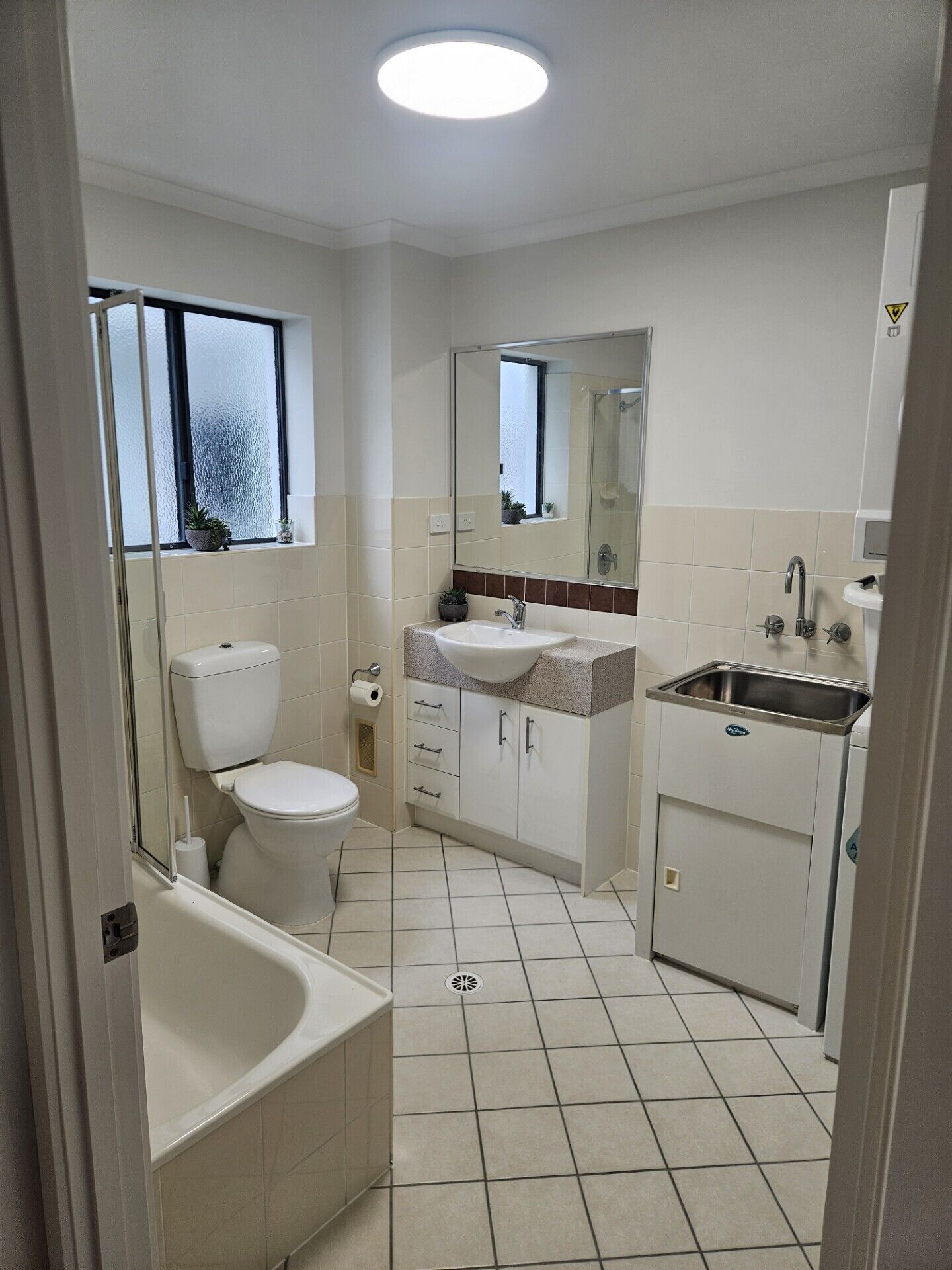 Un baño con inodoro, lavamanos y bañera.