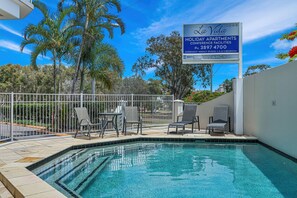 Piscina externa, espreguiçadeiras