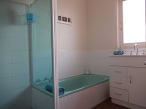 Separate bathtub and shower, free toiletries, hair dryer, towels - My Port Lincoln Place (Port Lincoln)