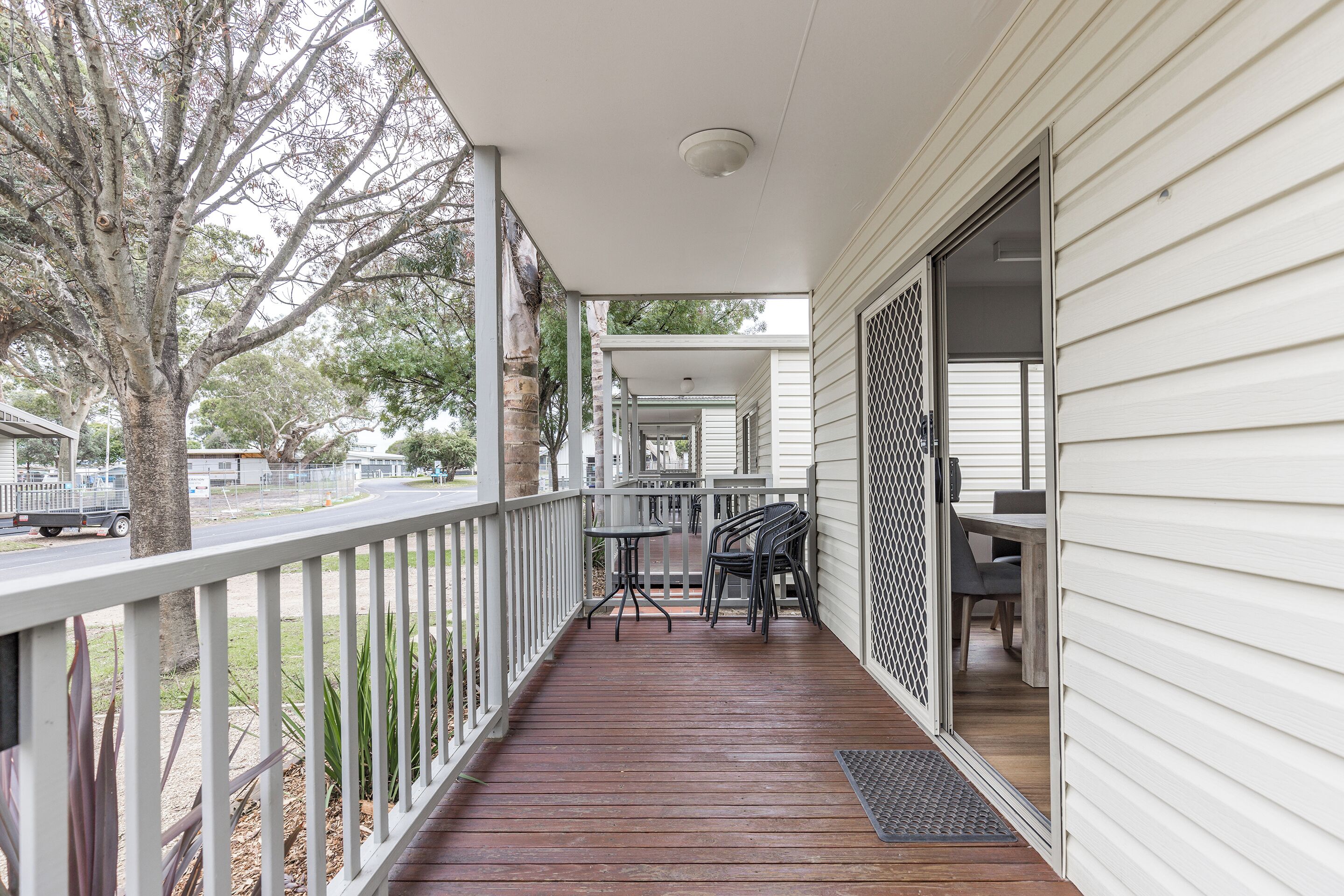 Sheerwater Cabin | Terrace/patio