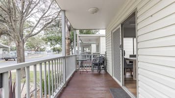 Sheerwater Cabin | Terrace/patio