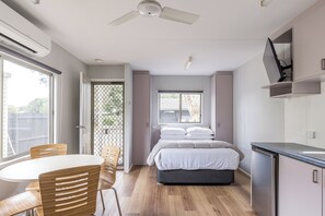 Standaard huisje, Meerdere bedden, niet-roken, kitchenette (Ibis Cabin) | Dineerruimte