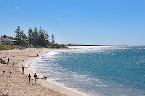 In Strandnähe, weißer Sandstrand