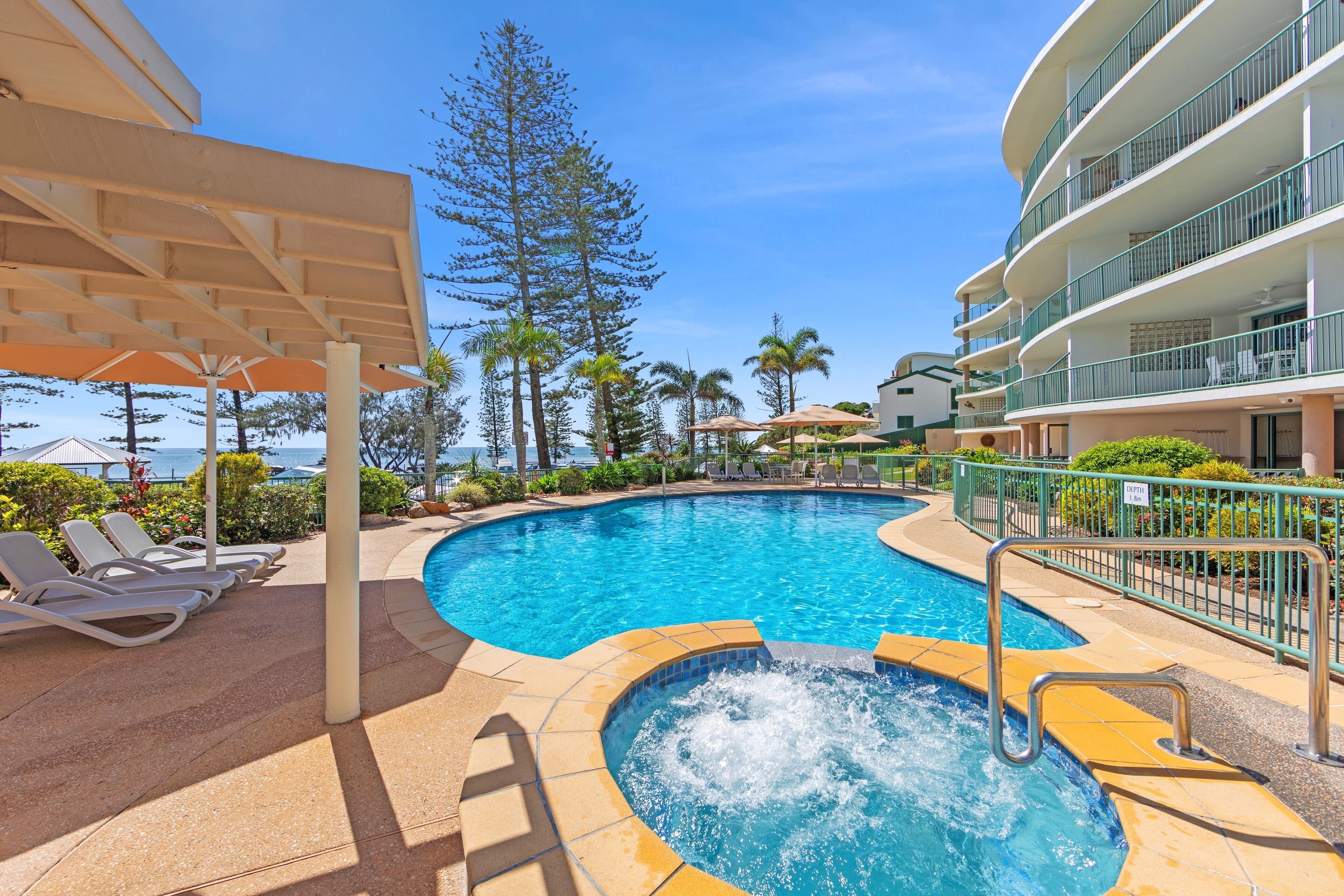 สระว่ายน้ำกลางแจ้ง