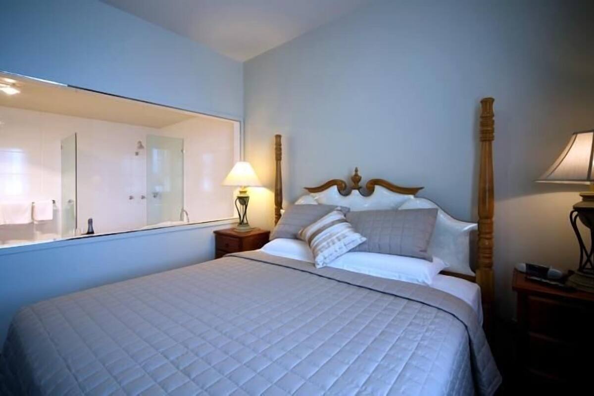 Iron/ironing board, bed sheets