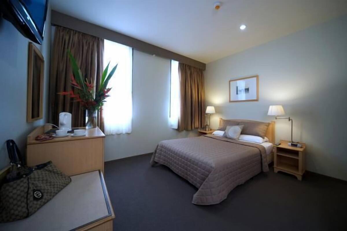 Iron/ironing board, bed sheets