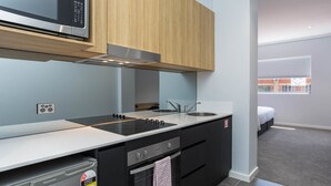 Studiosuite – executive, 1 kingsize-seng, kjøkken, byutsikt | Eget kjøkken | Mikrobølgeovn, vannkoker, brødrister og kjøkkenutstyr