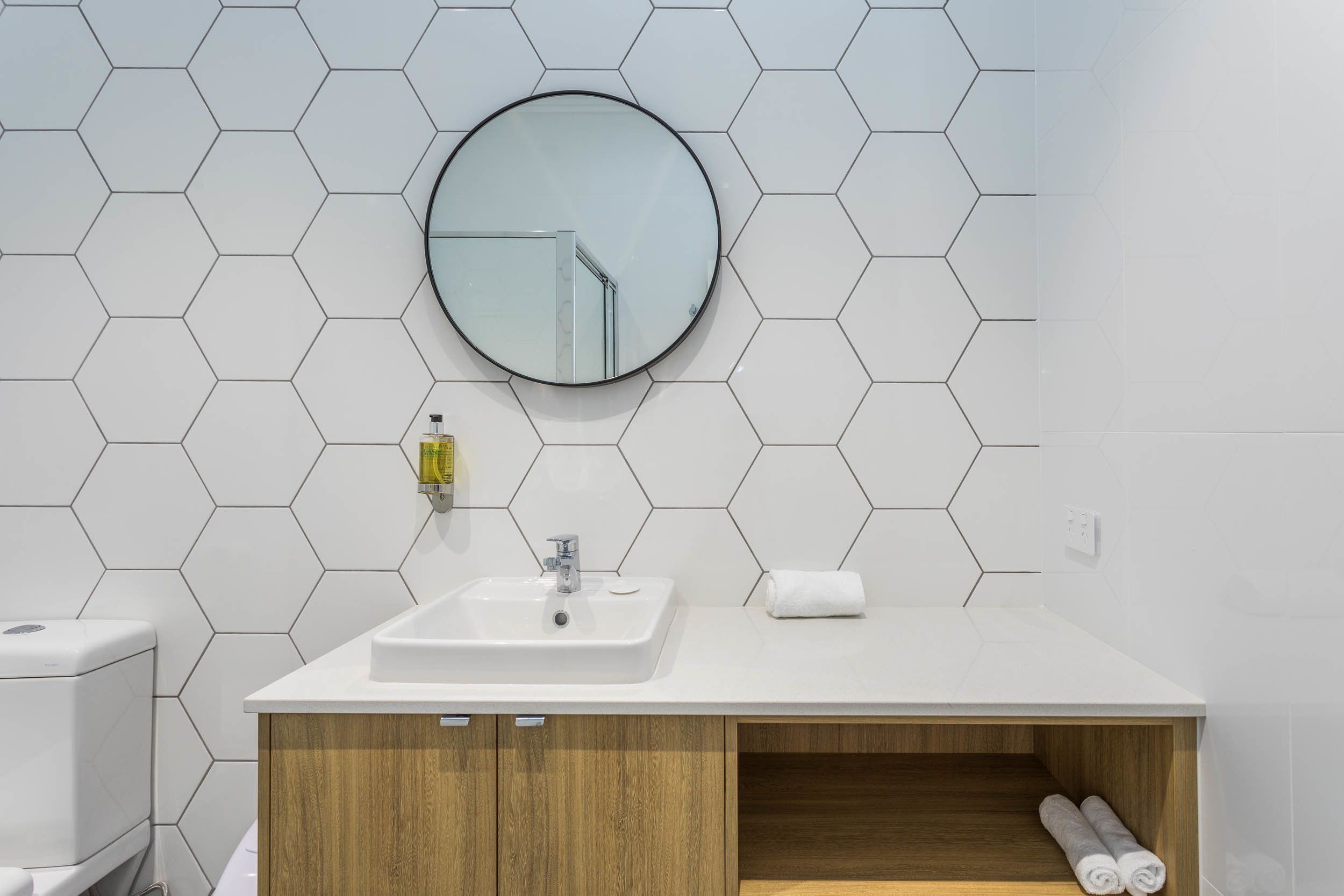 Suite Studio Exécutive, 1 très grand lit, cuisine, vue ville | Salle de bain | Douche, sèche-cheveux, serviettes fournies