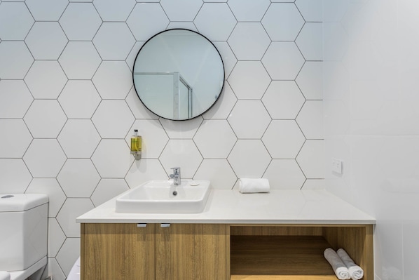 Suite estudio ejecutiva, 1 cama King size, cocina, vista a la ciudad | Baño | Regadera, secadora de cabello, toallas 